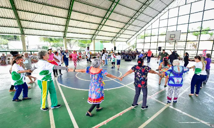 Projetos Conviver e Cabelos de Prata trocam experiências de carnaval.