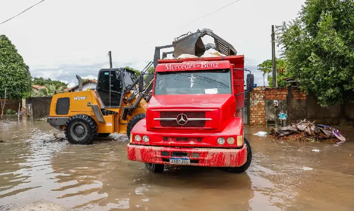 Mais de 9 mil quilos de lixo são retirados do sistema drenagem, ruas e bueiros da cidade.