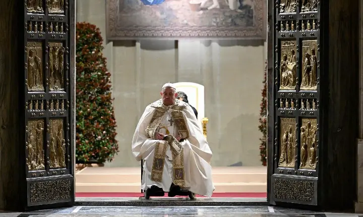 Papa Francisco abre a Porta Santa da Basílica de São Pedro, inaugurando o 28º Jubileu da história da Igreja Católica