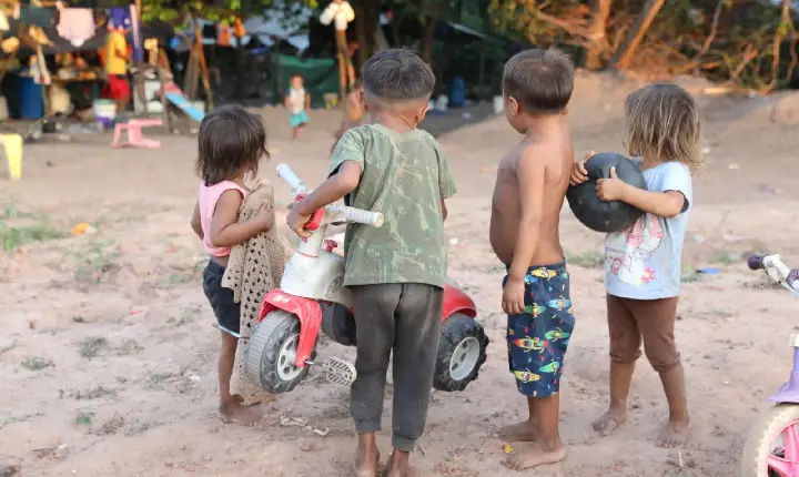 Sem documentação, grupo Yanomami Sanöma sofre em acampamento improvisado em Boa Vista