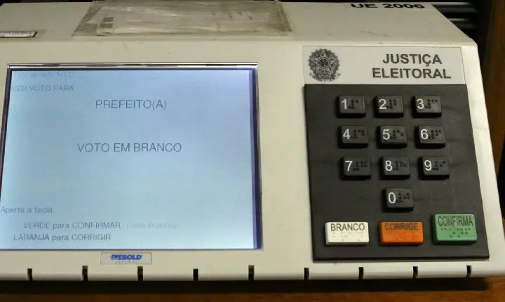 TRE garante que a urna não tem voto para qualquer candidato antes do início da votação