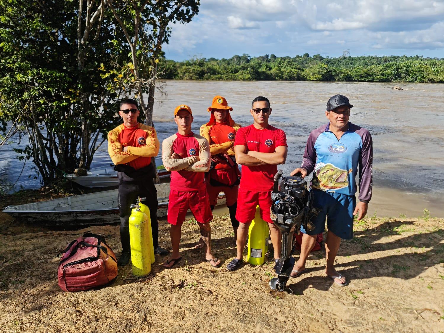 Bombeiros recuperam embarcação com motor no Rio Mucajaí