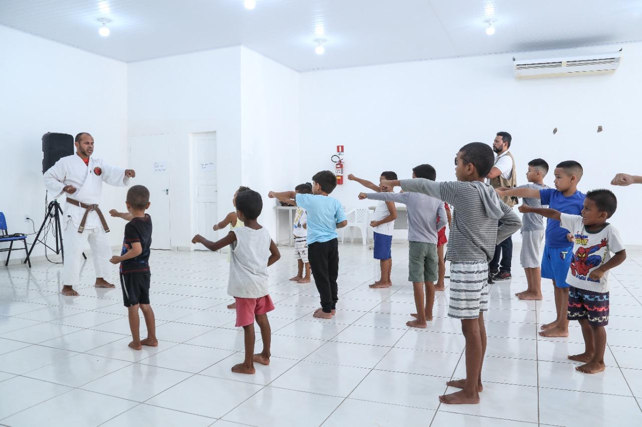 Aulas gratuitas de caratê levam inclusão social para crianças do Pedra Pintada