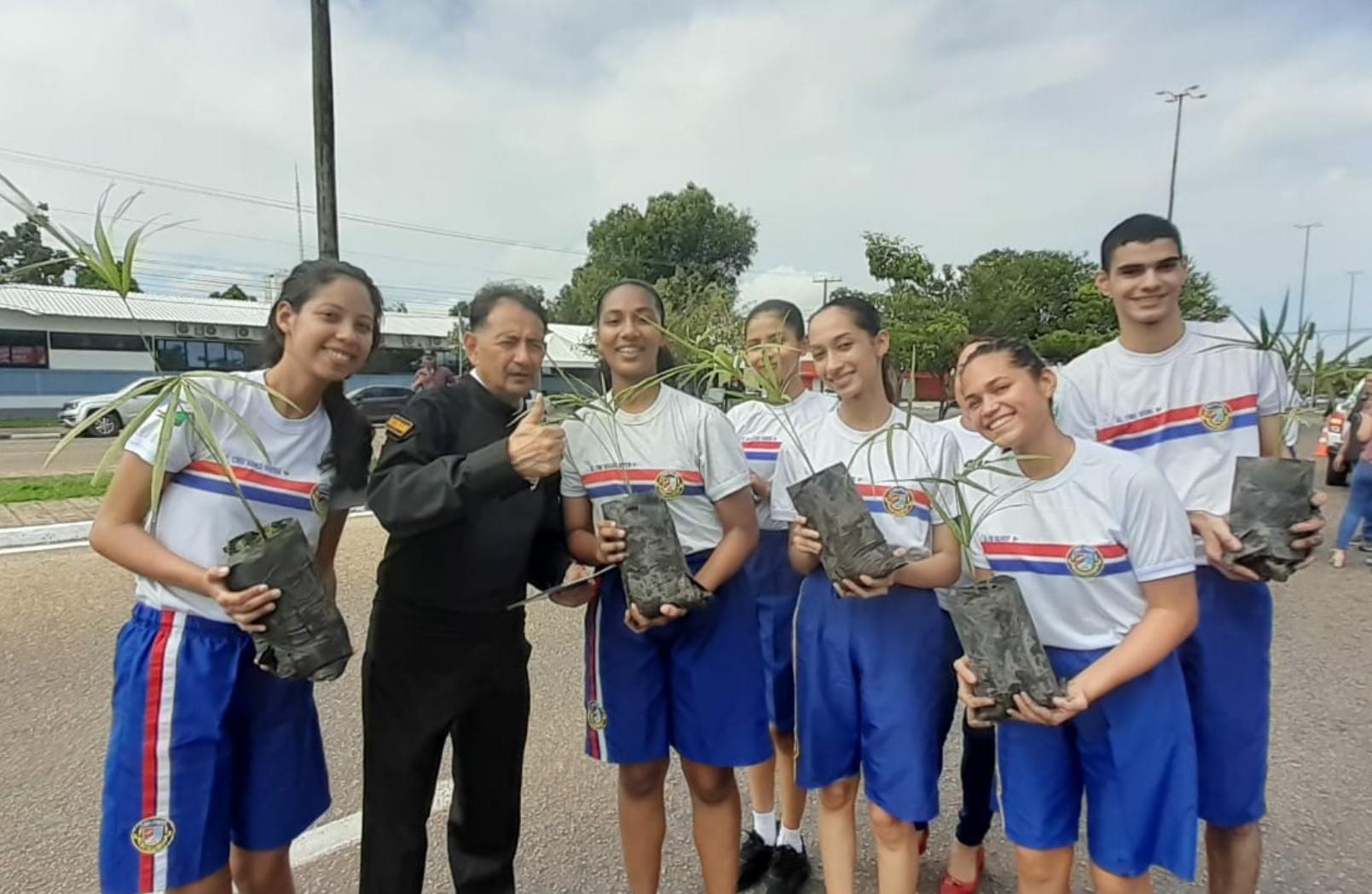 Estudantes fazem plantio de mudas em ação alusiva ao Dia da Amazônia