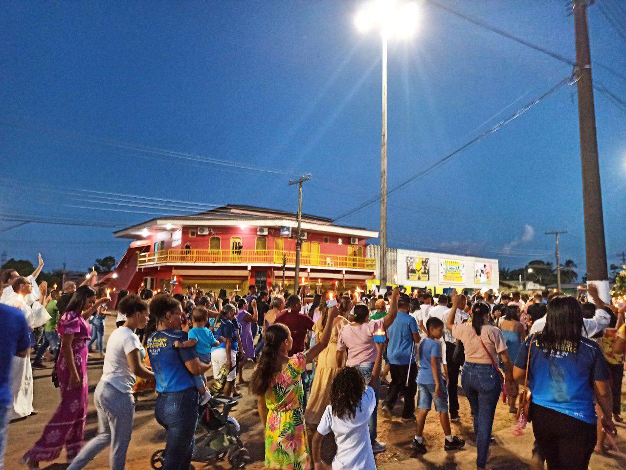 Devotos em caminhada ao Memorial do Milagre, em Caracaraí