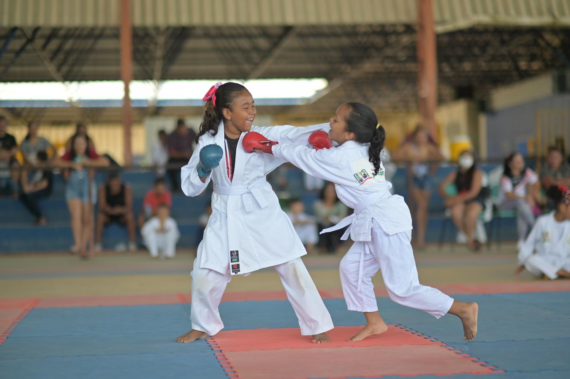 Iniciantes de caratê do Centro de Convivência da Juventude participam de campeonato