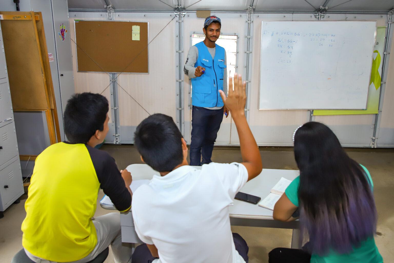 Projeto inovador prepara jovens migrantes e refugiados para prova do Enem em Roraima