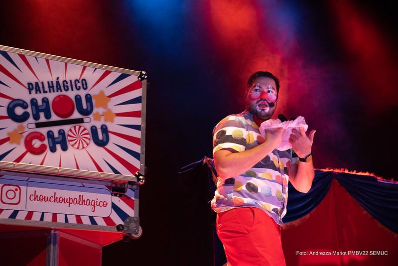 Teatro: Crianças do Conviver e Artcanto assistem show de “Palhágica”