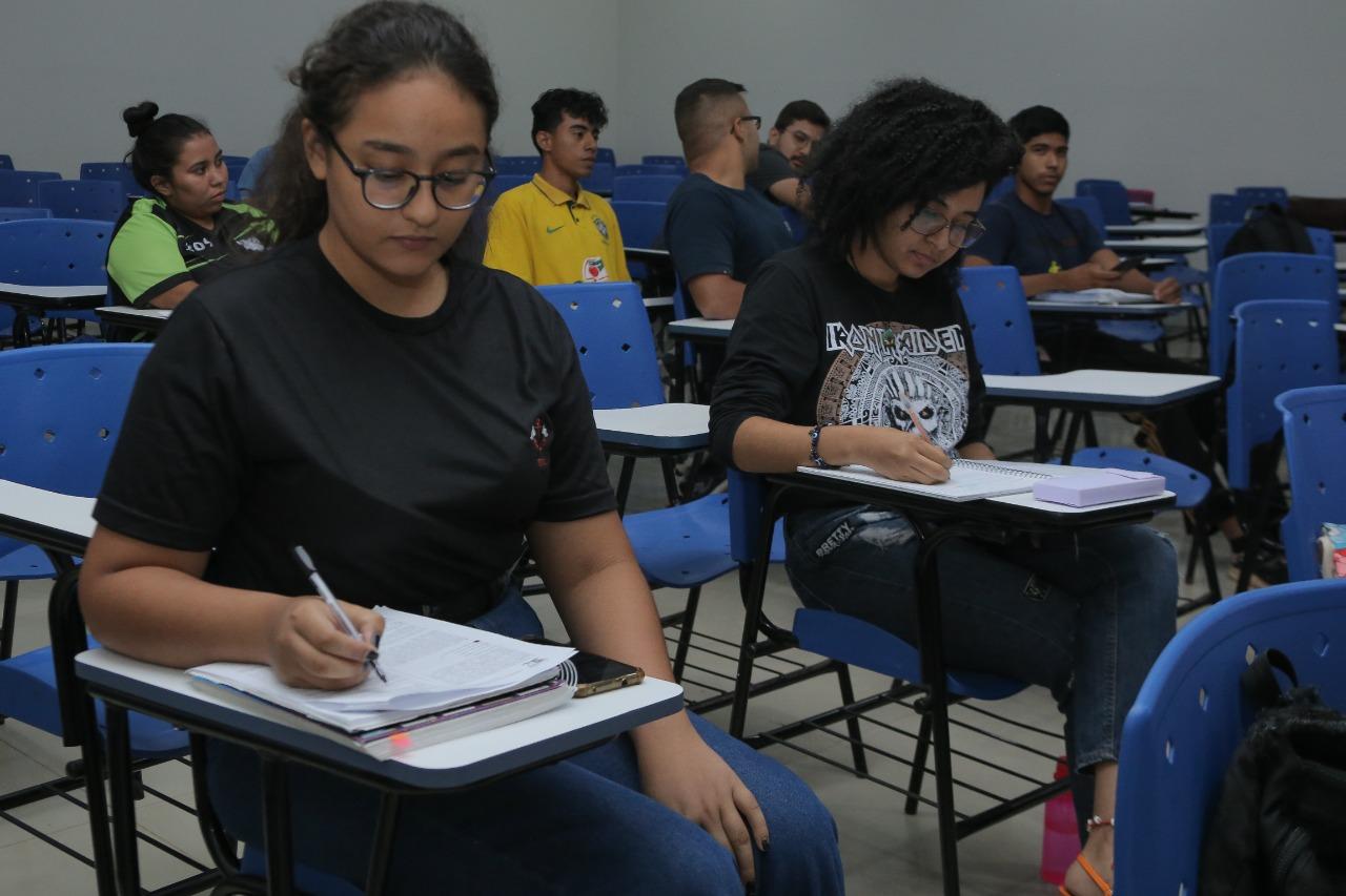 Estudantes se preparam para Enem e vestibular com intensivo gratuito da Escolegis