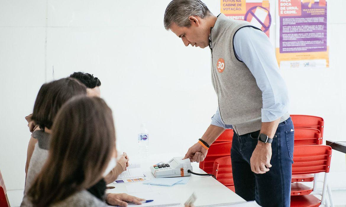 Felipe D’Avila vota em escola na capital paulista