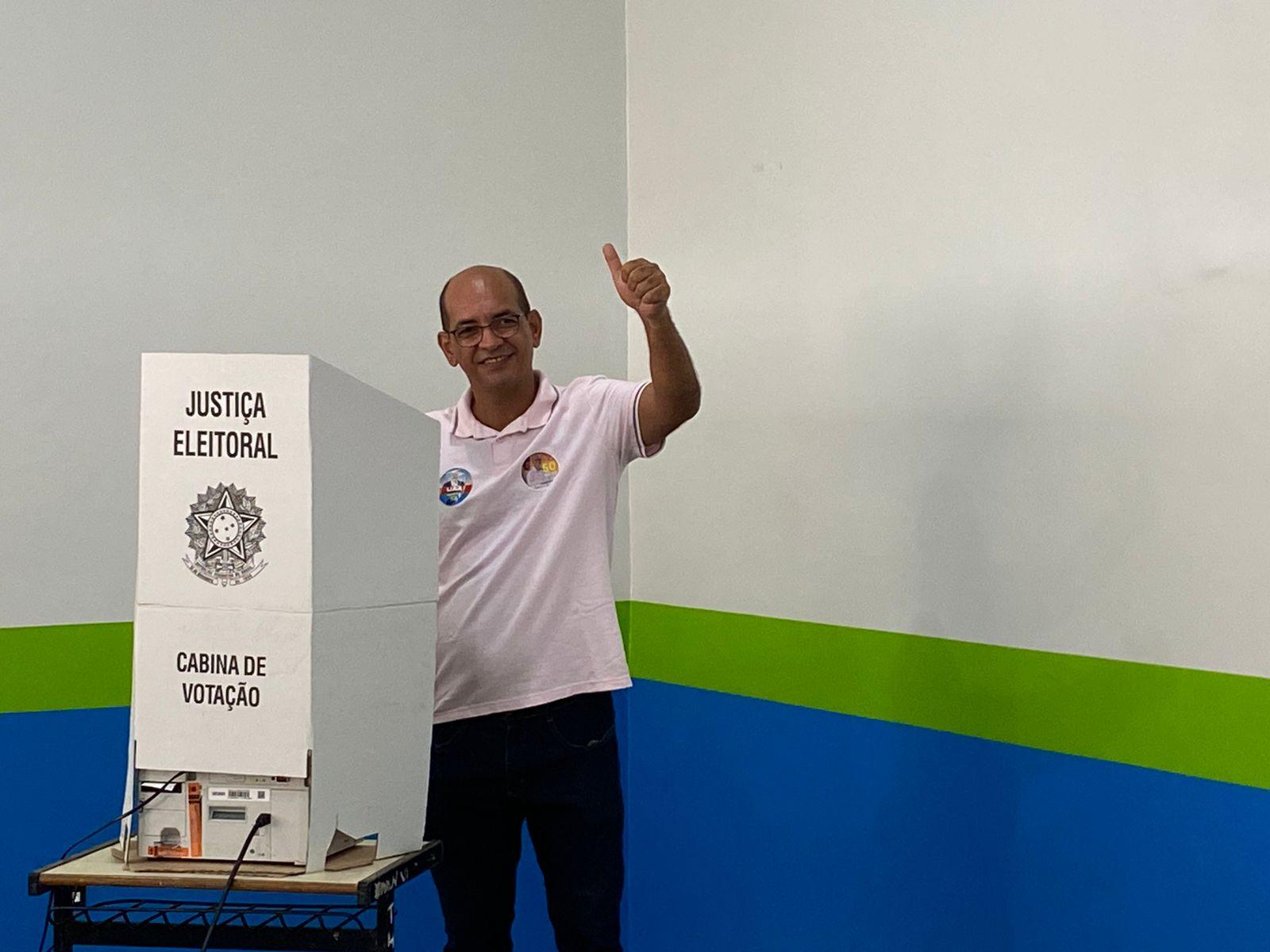 O CANDIDATO AO GOVERNO FÁBIO ALMEIDA VOTOU NESTA MANHÃ (02)