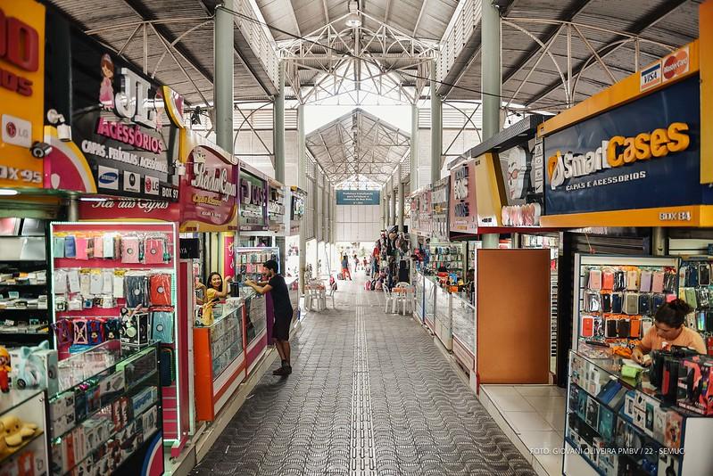 O centro comercial reúne em um só local 144 quiosques com os mais diversos produtos