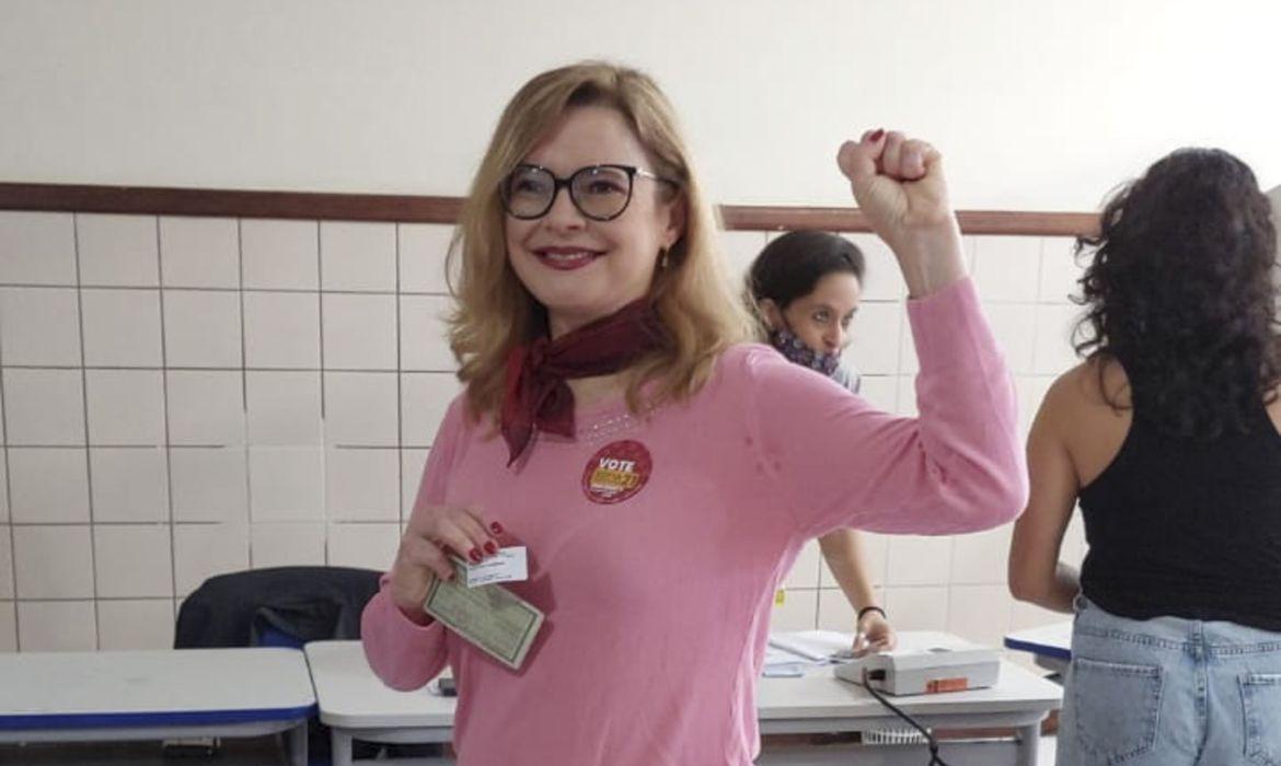 Sofia Manazano vota em Vitória da Conquista, na Bahia