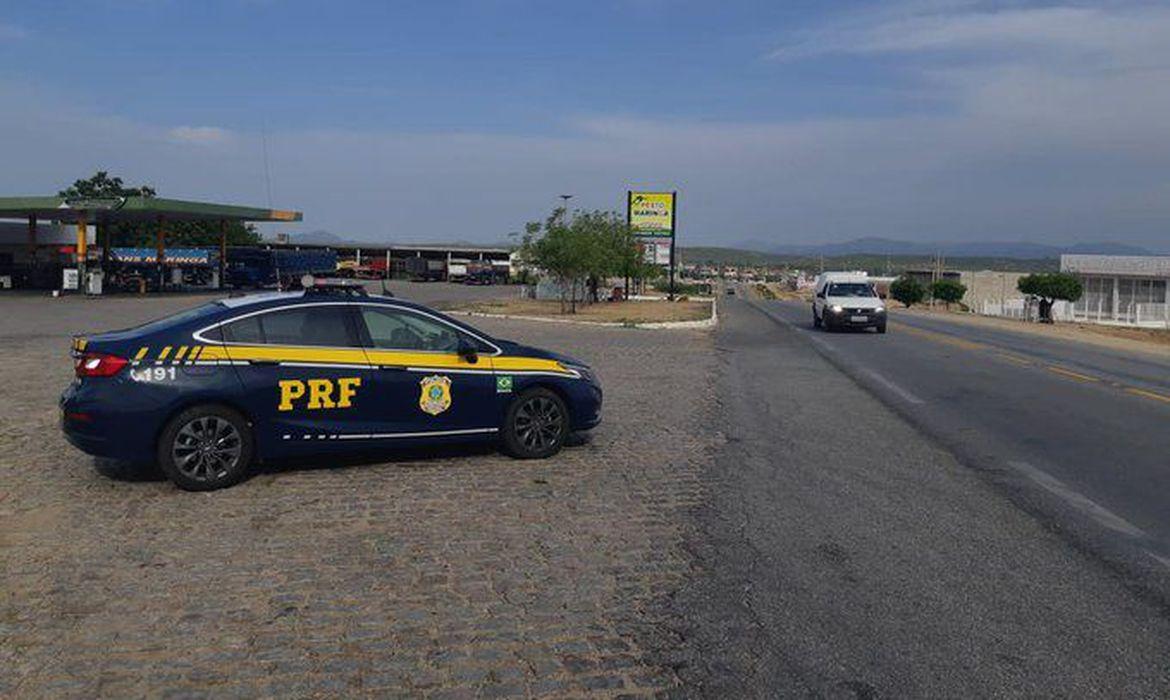 A Polícia Rodoviária Federal (PRF) informou que todas as rodovias federais estão desbloqueadas no início da tarde de hoje (4), mas há registro de 13 i