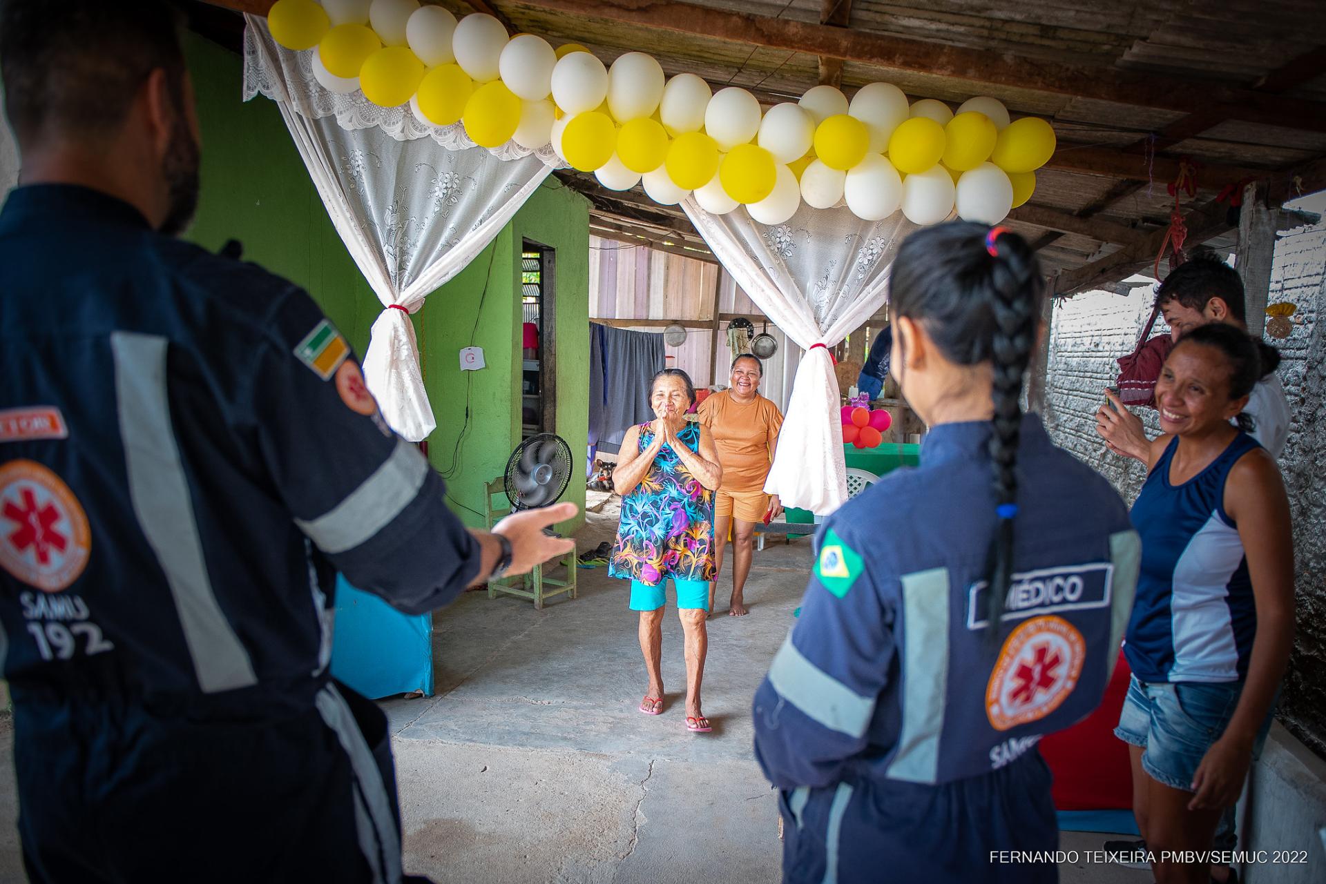 Idosa recebe surpresa de equipe do Samu no aniversário de 68 anos