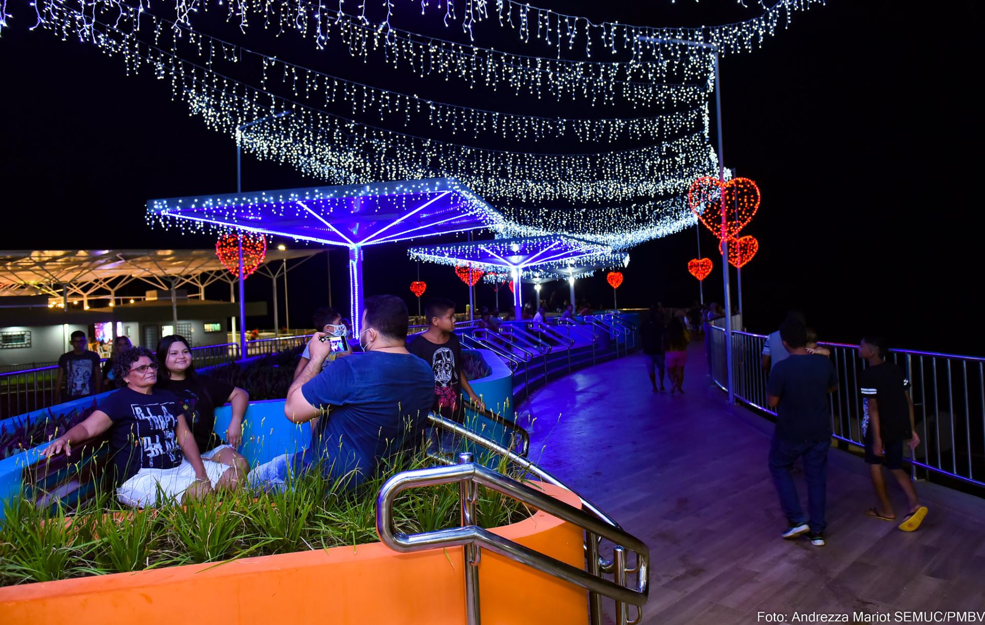 Luzes de Natal e espetáculos de dança e humor marcam a programação deste fim de semana