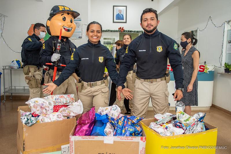 PRF-RR doa brinquedos e livros para crianças internadas no Hospital Santo Antônio