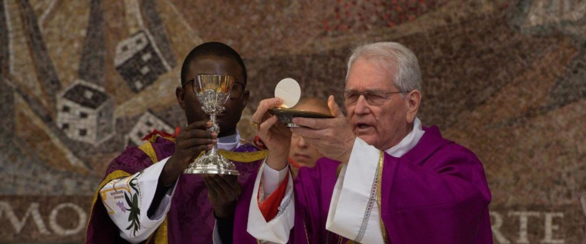 Cardeal Leonardo Steiner toma posse de sua Igreja titular em Roma