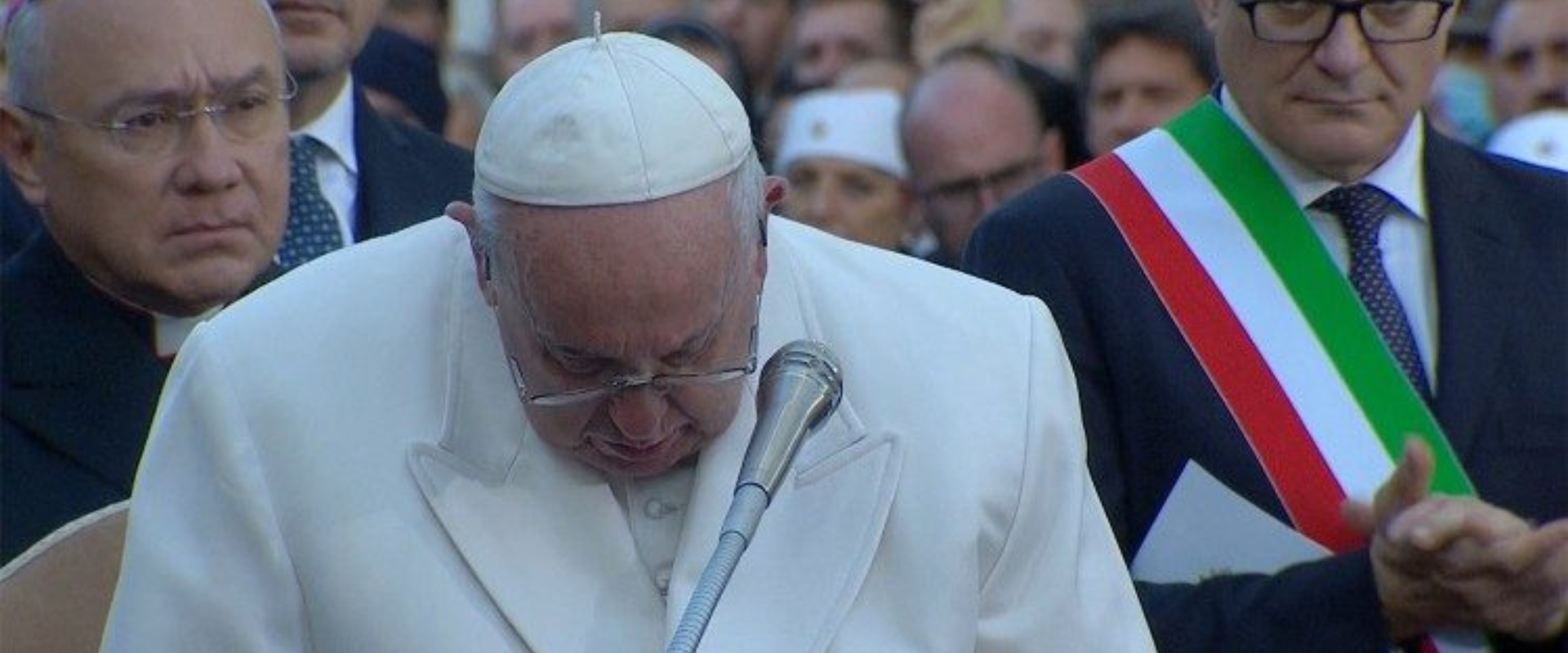 Francisco se comove confiando a Maria Imaculada a paz na Ucrânia