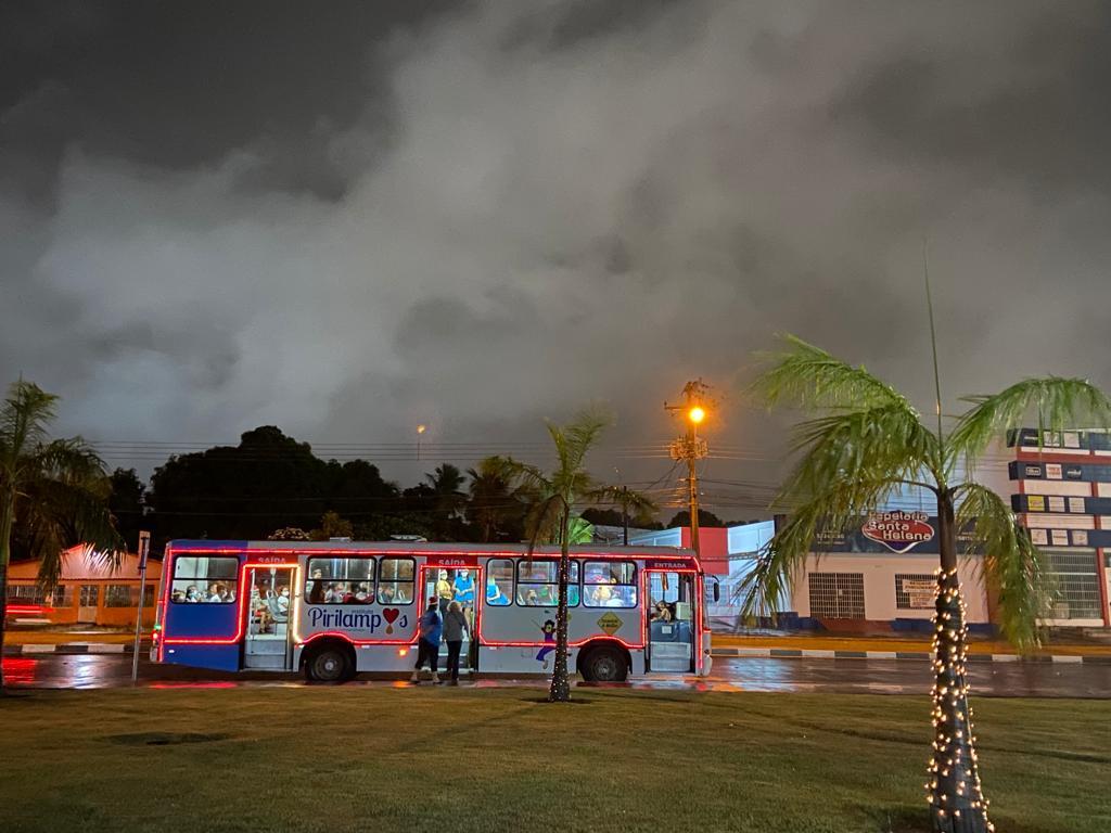 Instituto Pirilampos promove primeiro passeio para crianças em ônibus natalino nesta sexta-feira; confira a rota