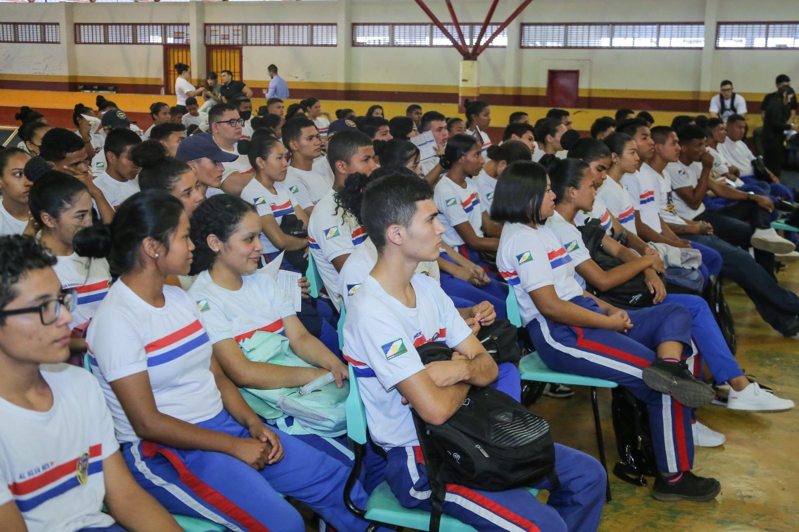 Alunos do ensino médio recebem palestra sobre funções da Ouvidoria da ALE-RR