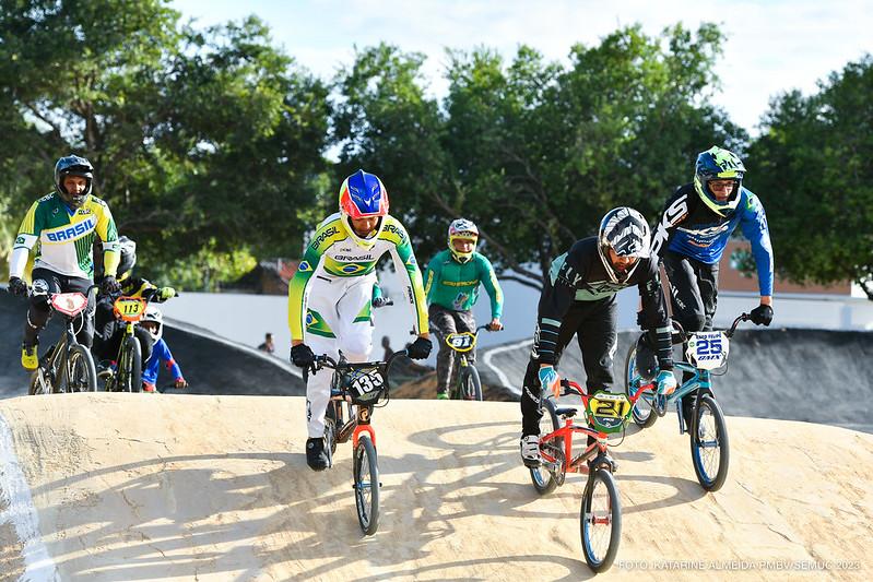 Com pista revitalizada, atletas dão show de velocidade e técnica em primeira corrida do ano