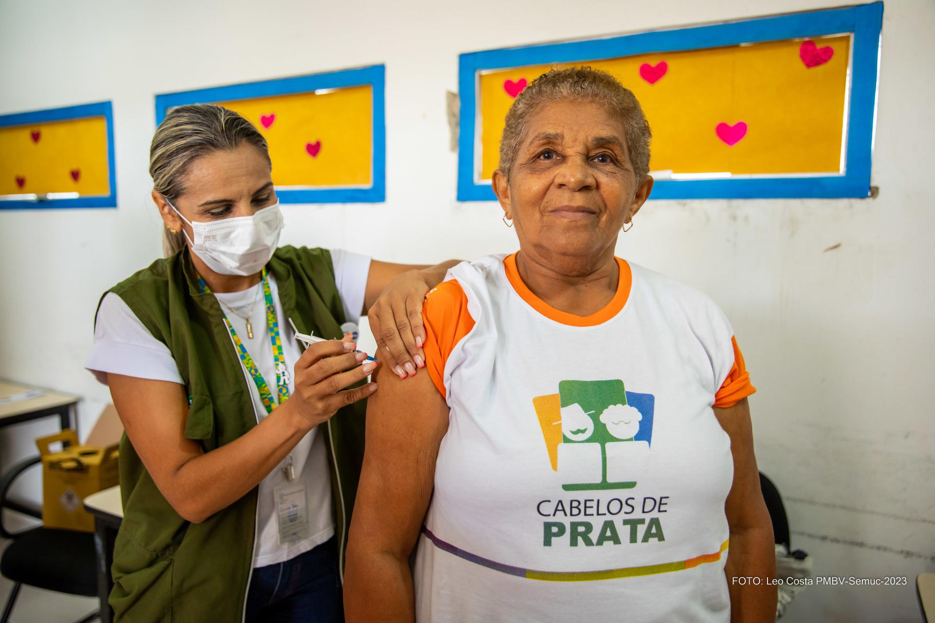 Prefeitura leva a vacina bivalente aos Cras para reforçar a imunização dos Idosos do Cabelos de Prata