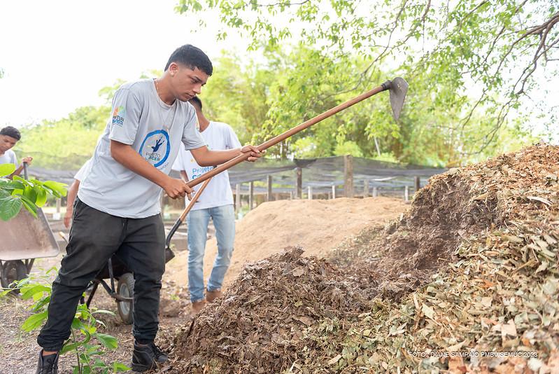 Jovens produzem e comercializam fertilizantes naturais e mudas de plantas no Horto Municipal