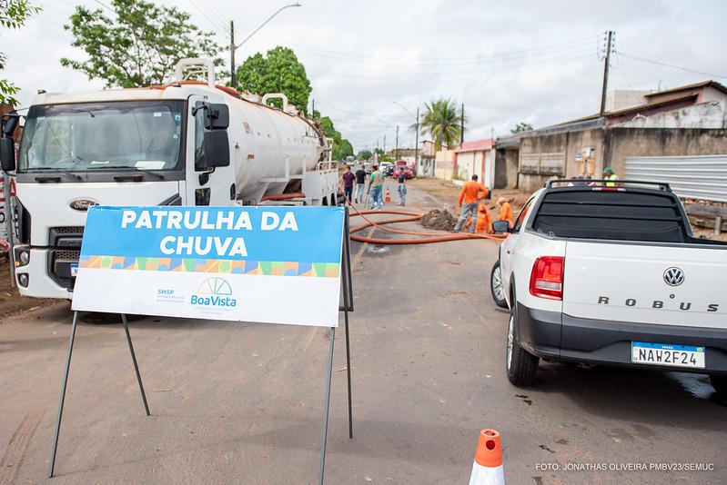 Prefeitura reforça que população não jogue lixo nas ruas, para evitar entupimento de bueiros e galerias