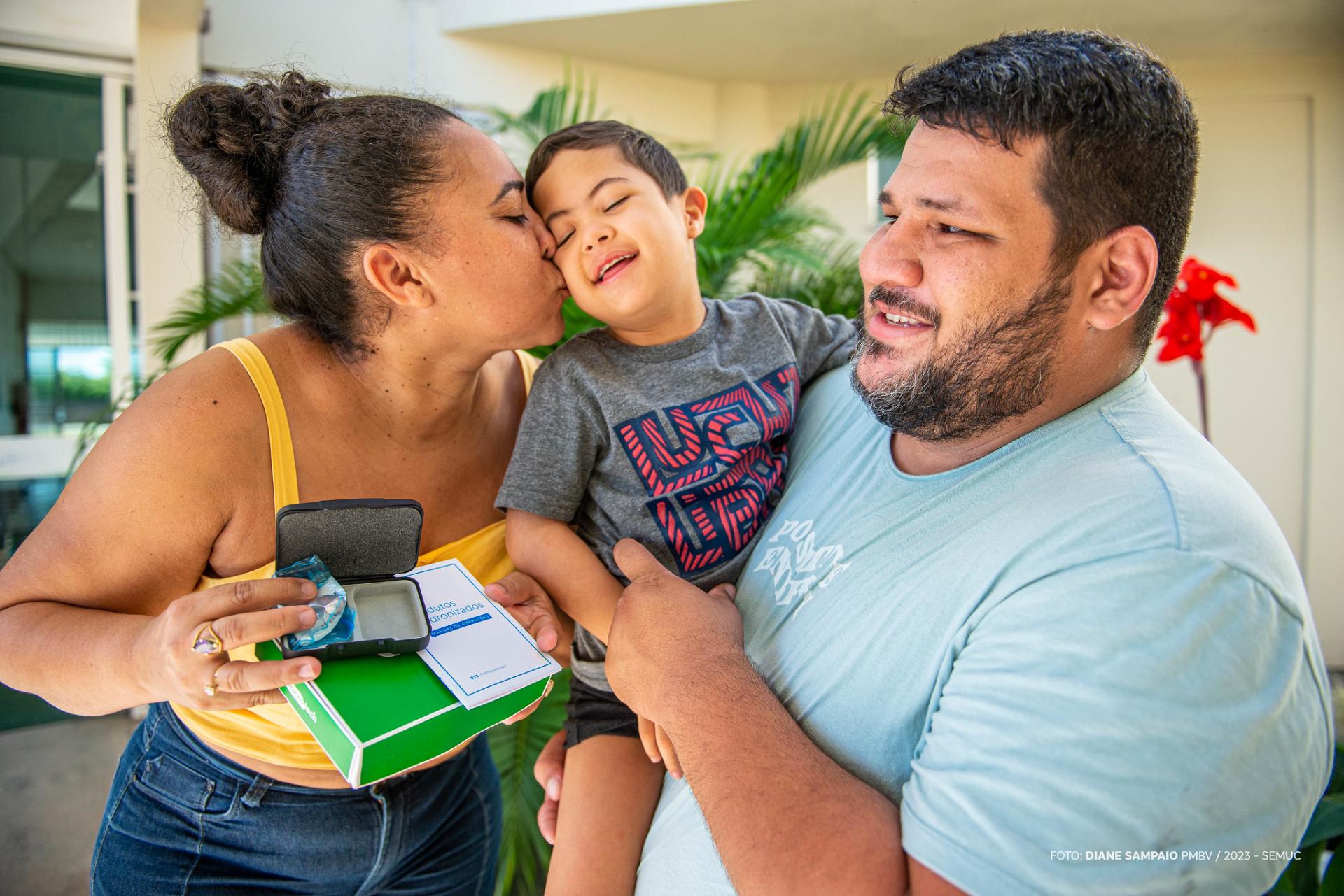 Aparelhos auditivos são entregues para crianças das escolas municipais em Boa Vista