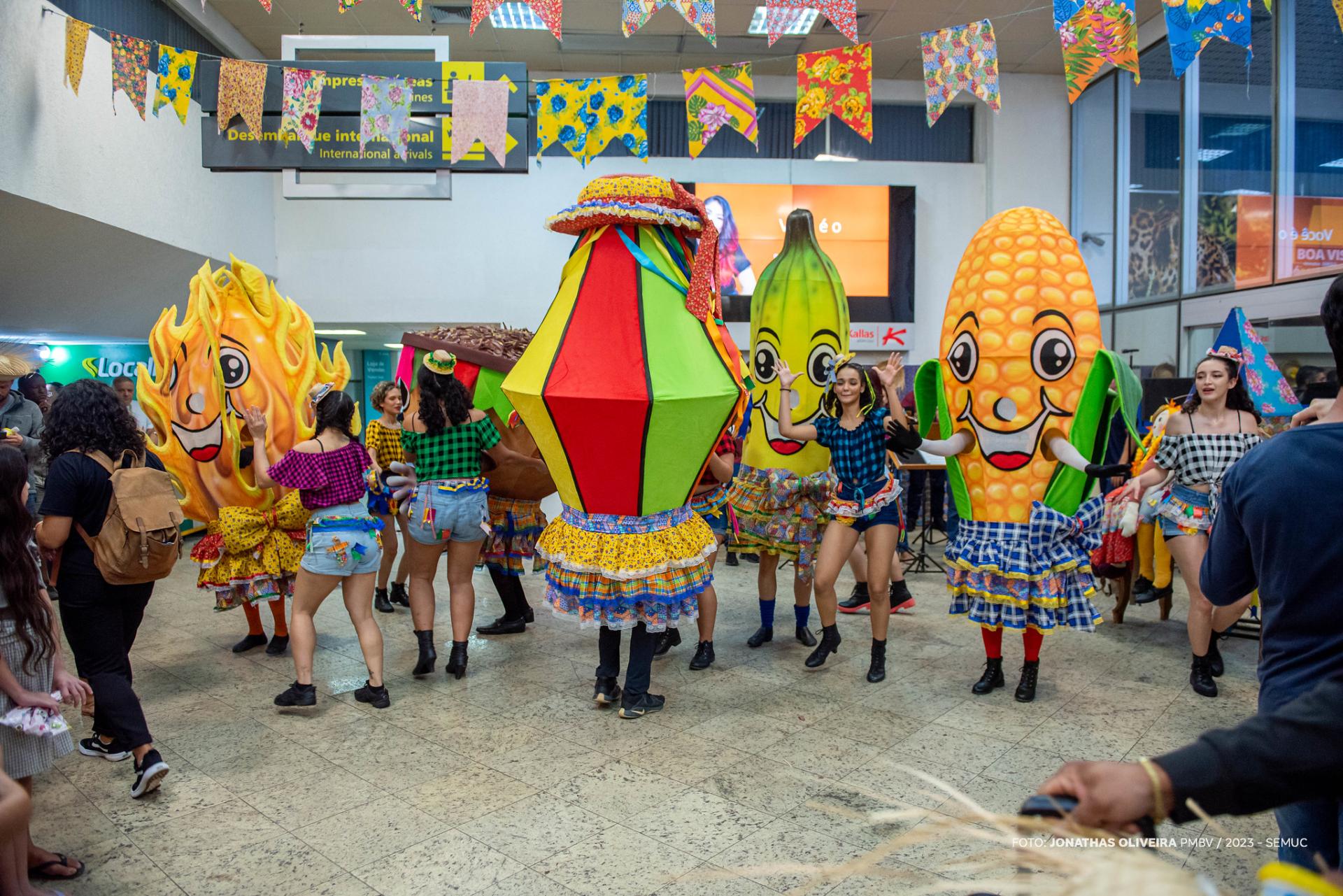 Em clima de São João, turistas são recepcionados com festa no Aeroporto Internacional de Boa Vista