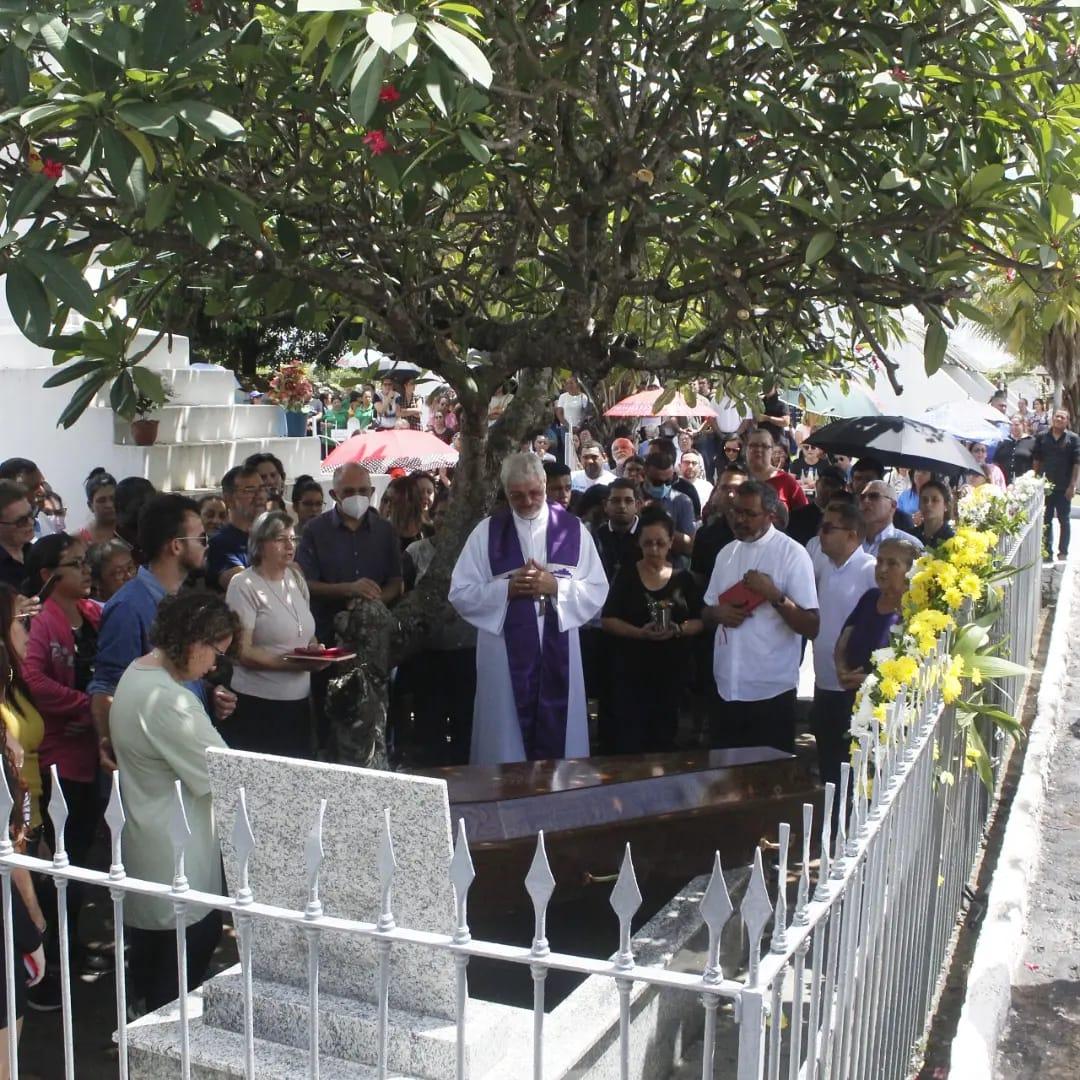 Fiéis se reúnem na missa de Exéquias de Padre Mário Castro