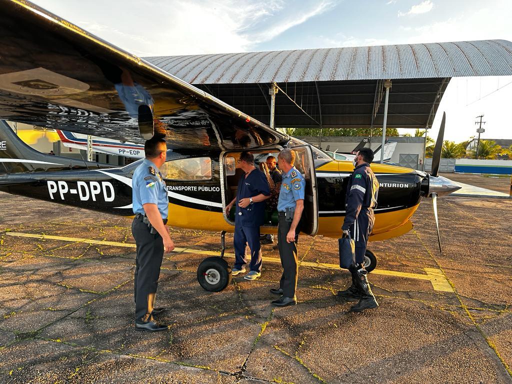 Criança com insuficiência respiratória do Baixo Rio Branco é transportada de avião para hospital em Boa Vista