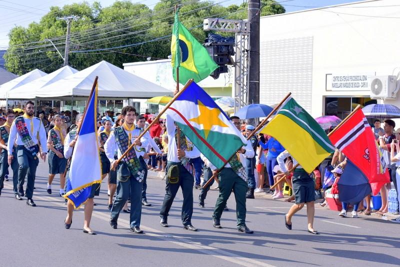 Mais de 15 mil pessoas prestigiaram o desfile cívico-militar nesta quinta-feira