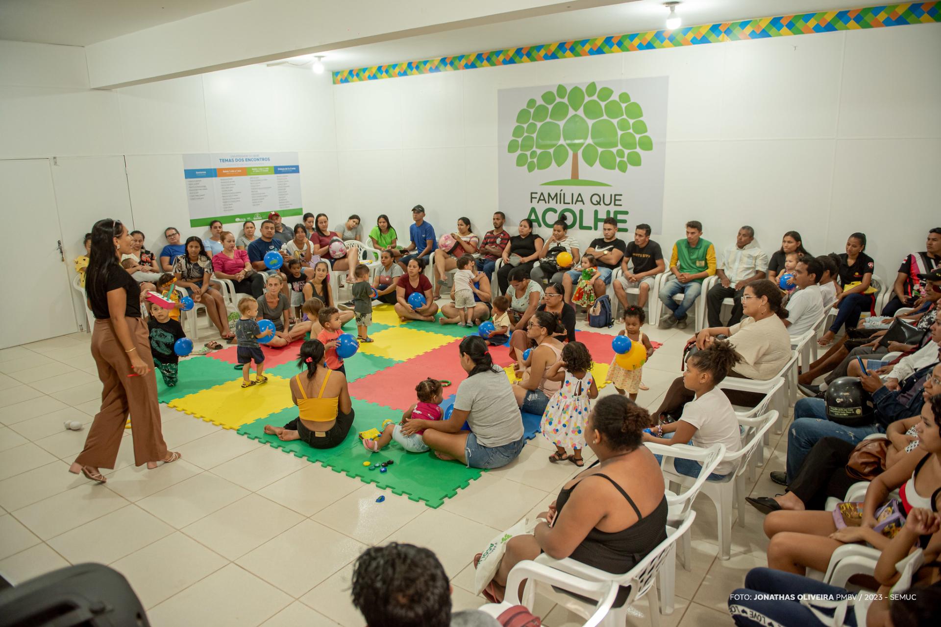 Pais e crianças aprendem a confeccionar brinquedos sustentáveis