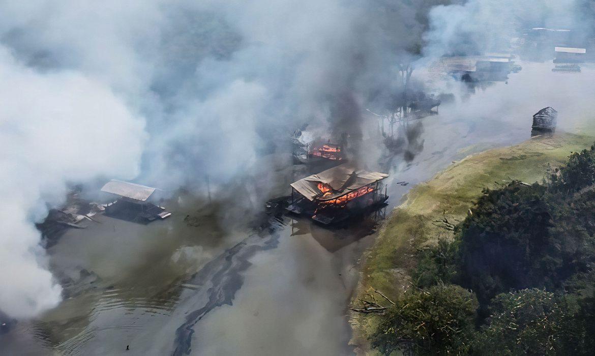 PF queima 302 balsas de garimpo no Rio Madeira, no Amazonas