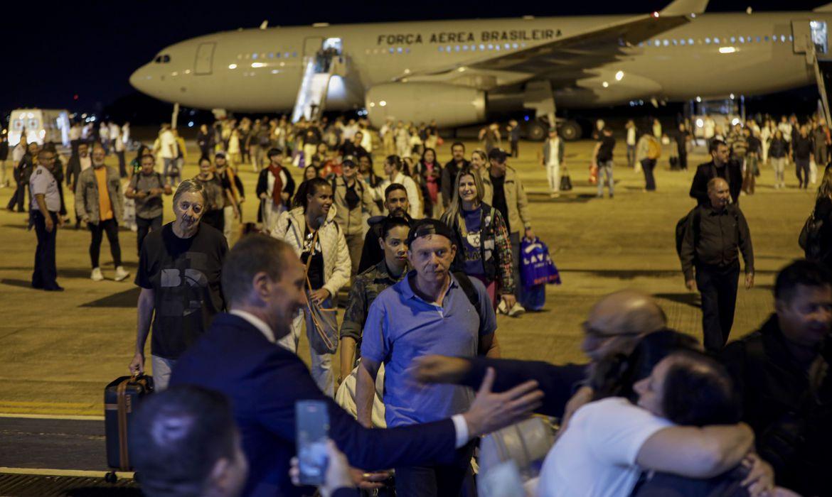 Chega a Brasília primeiro avião trazendo brasileiros de Israel