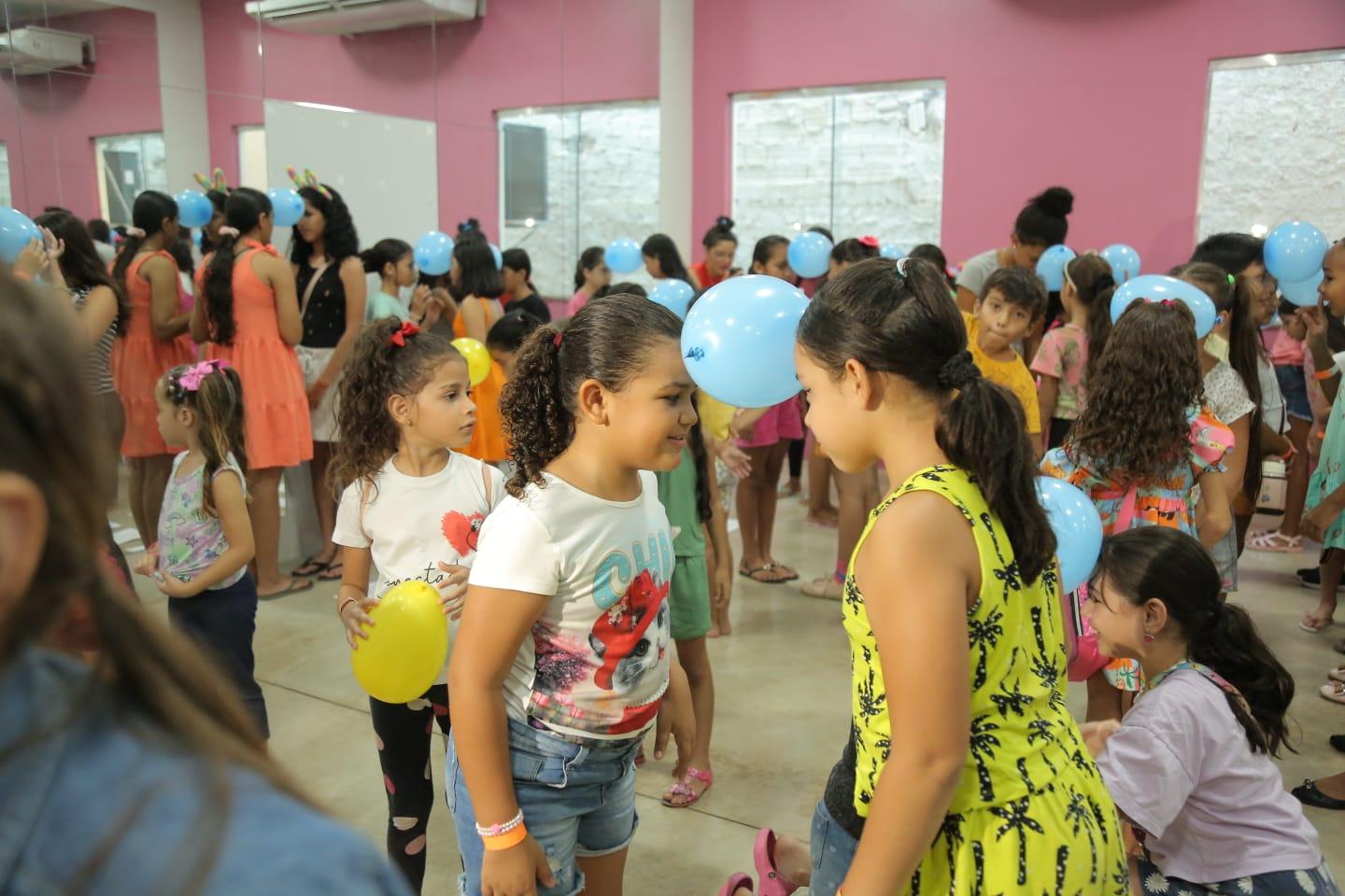 DIA DAS CRIANÇAS - CCJuv reúne cerca de 500 alunos para festejar a data