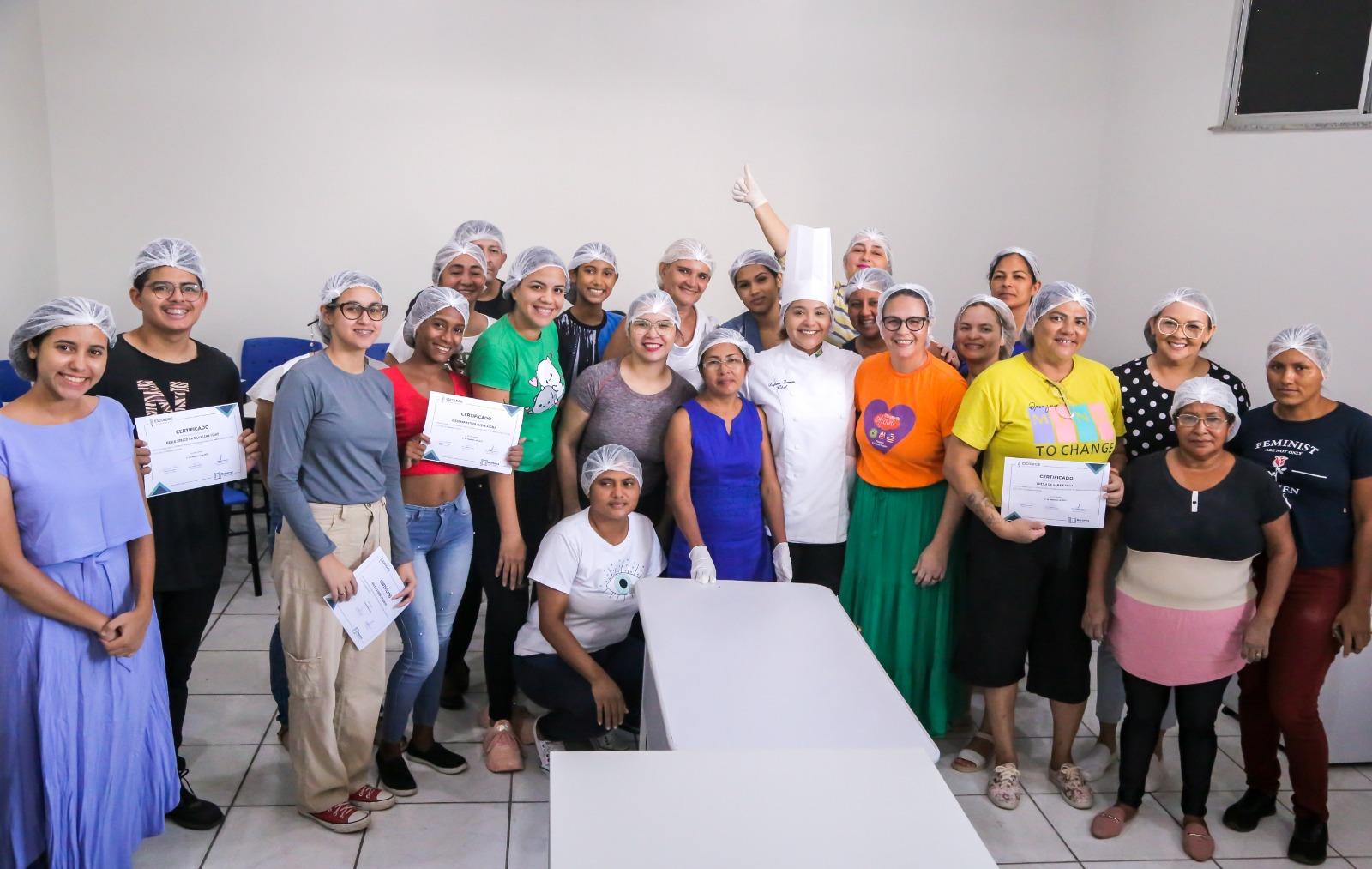 De olho no mercado, Escolegis certifica participantes em curso de culinária