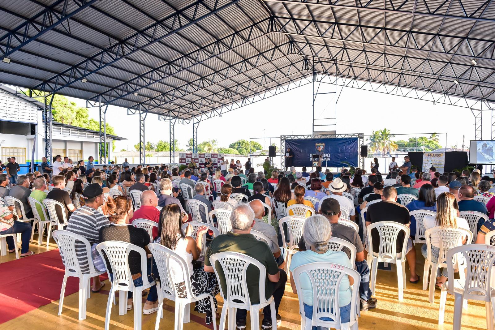 Governo do Estado entrega 200 escrituras para moradores do conjunto Pricumã IV