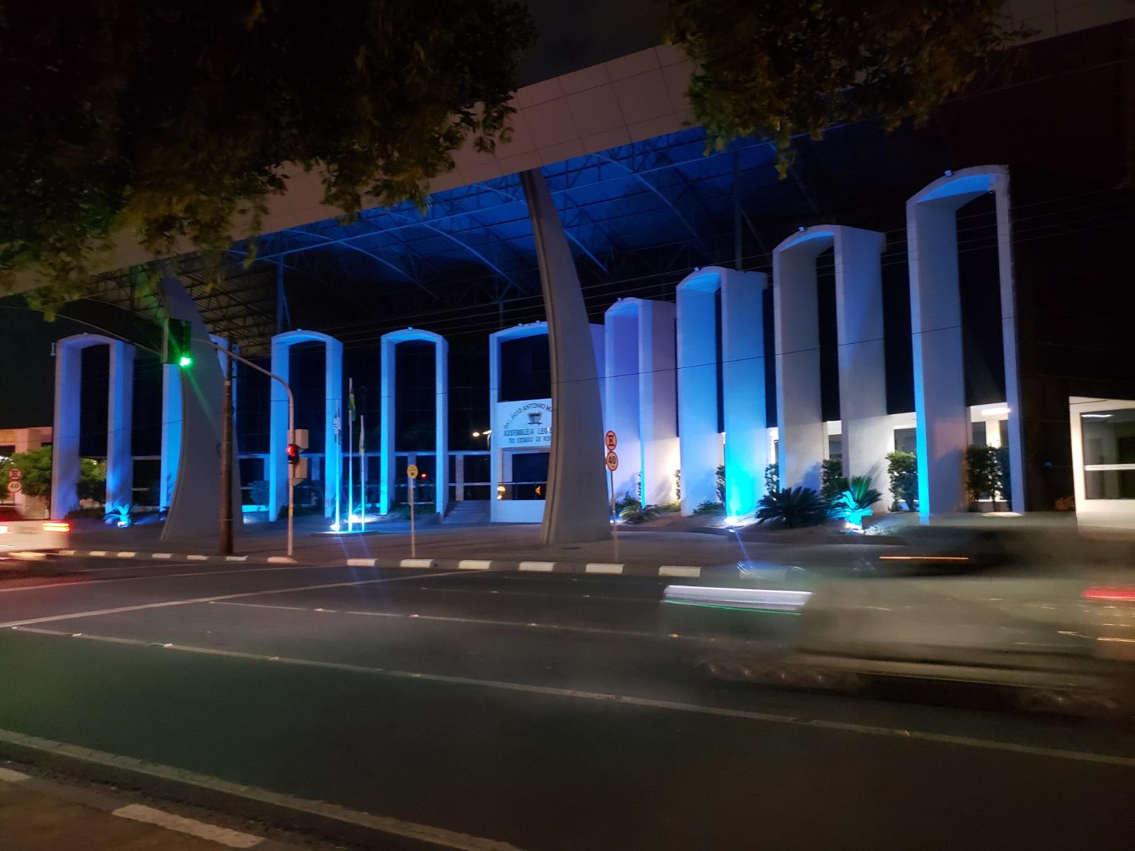 Iluminação especial da Assembleia Legislativa marca início da campanha contra câncer de próstata