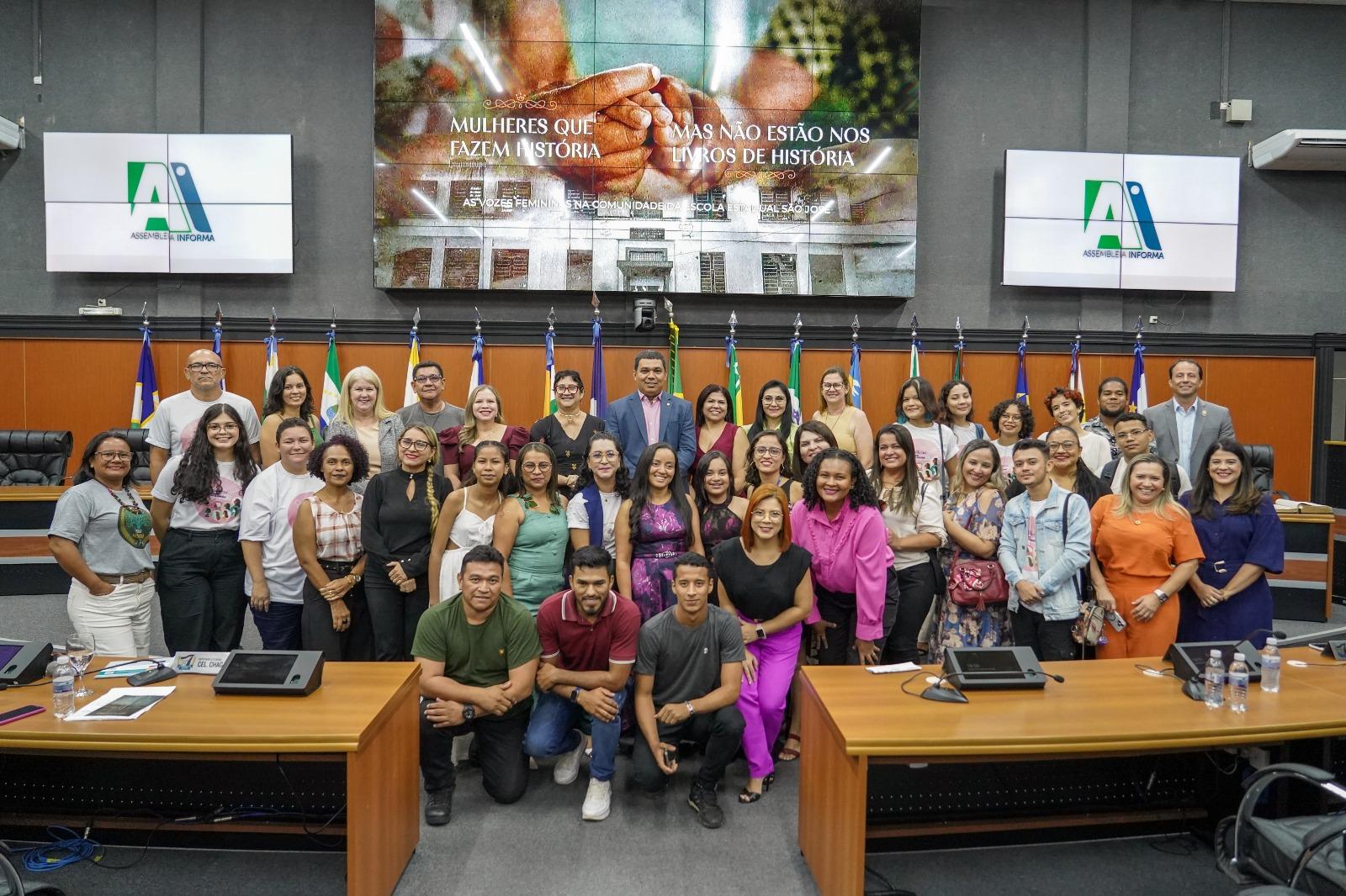 Lançamento de documentário sobre história de mulheres que vivem na invisibilidade emociona espectadores