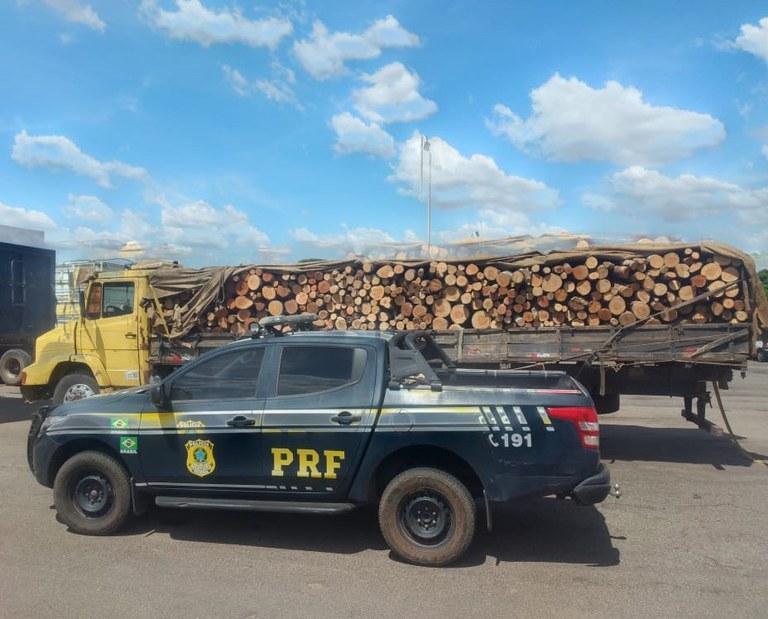 PRF em Roraima prende homem por posse de drogas, corrupção de menores e apreende madeira