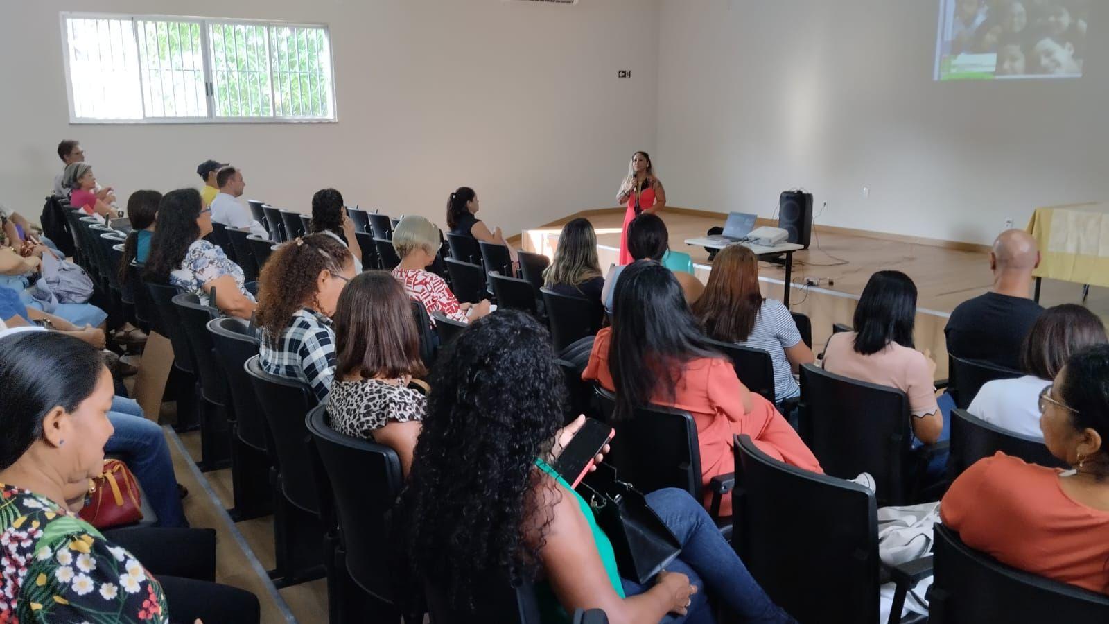 Seed capacita professores auxiliares da rede estadual em educação inclusiva