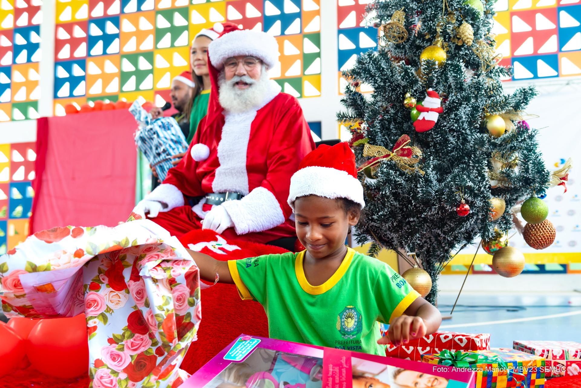 Campanha “Papai Noel dos Correios” leva alegria e presentes para as escolas do campo da rede municipal