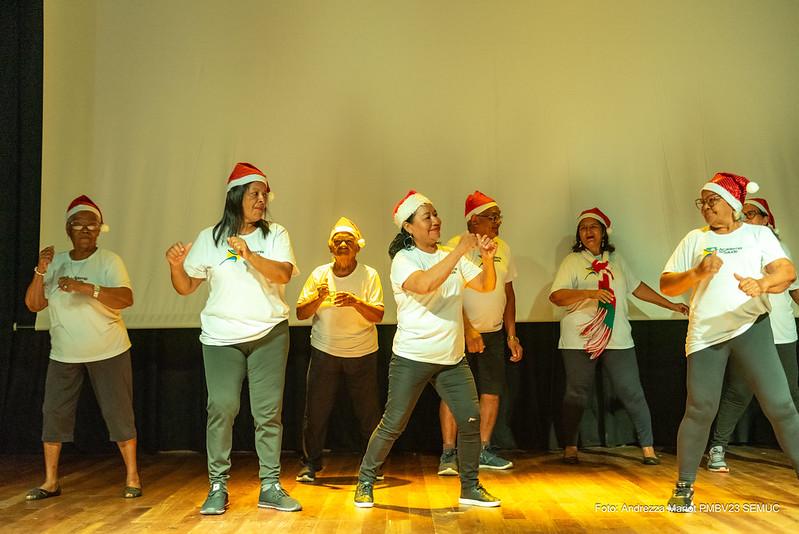 Idosos sobem ao palco do Teatro Municipal para apresentações culturais