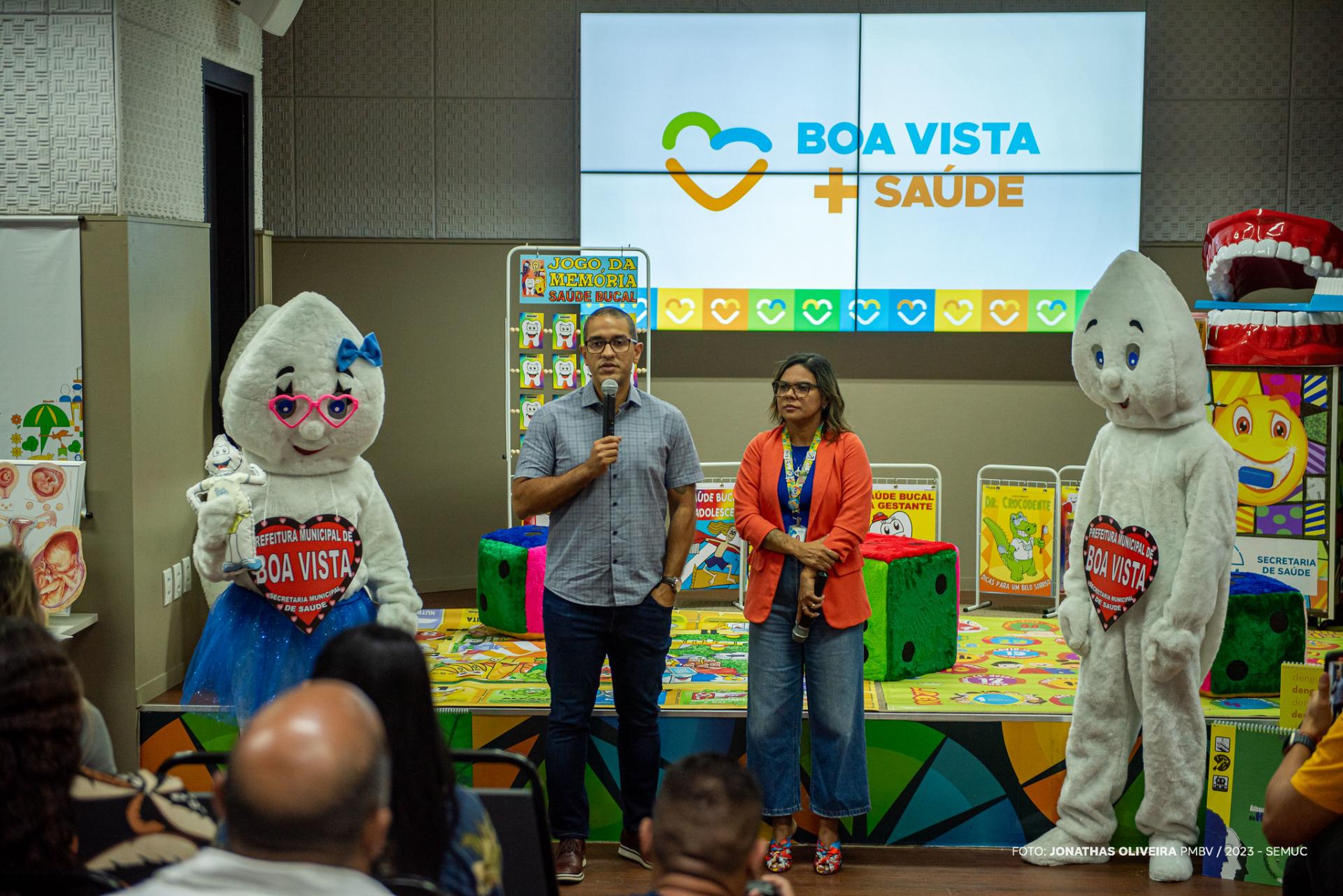 Prefeito Arthur Henrique entrega quatro toneladas de materiais educativos às UBSs do município