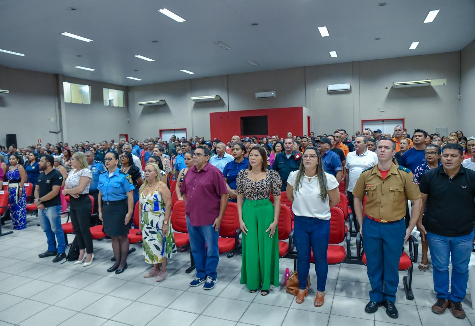 Servidores que atuam nos colégios militarizados de Roraima passam por treinamento sobre comunicação não-violenta