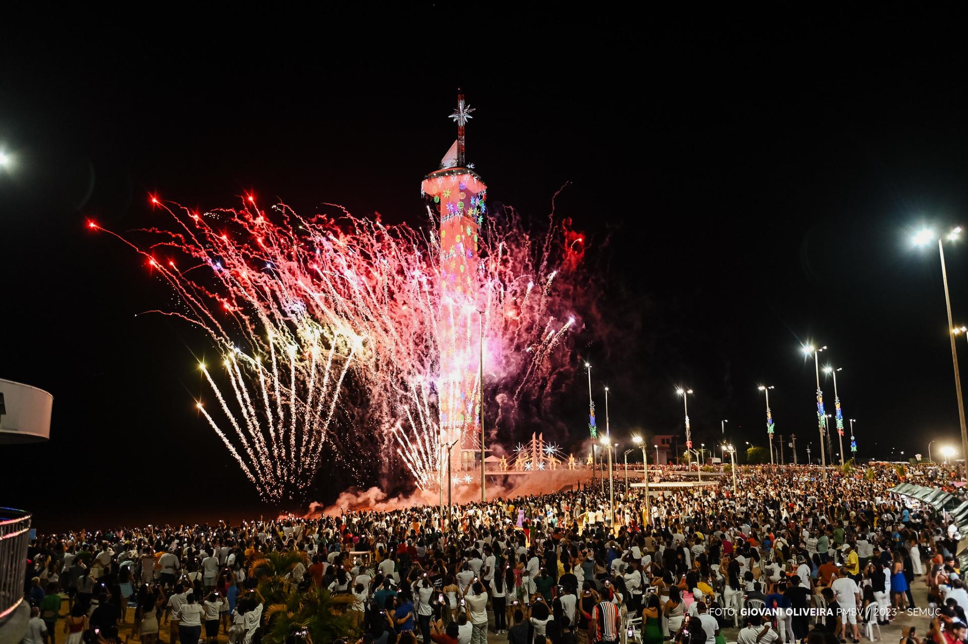 Cerca de 25 mil pessoas comemoram a chegada de 2024 no Réveillon da Família no Parque do Rio Branco