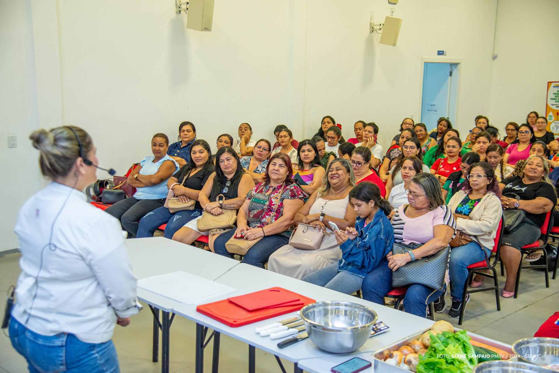 Merendeiras da rede municipal recebem capacitação em boas práticas alimentares